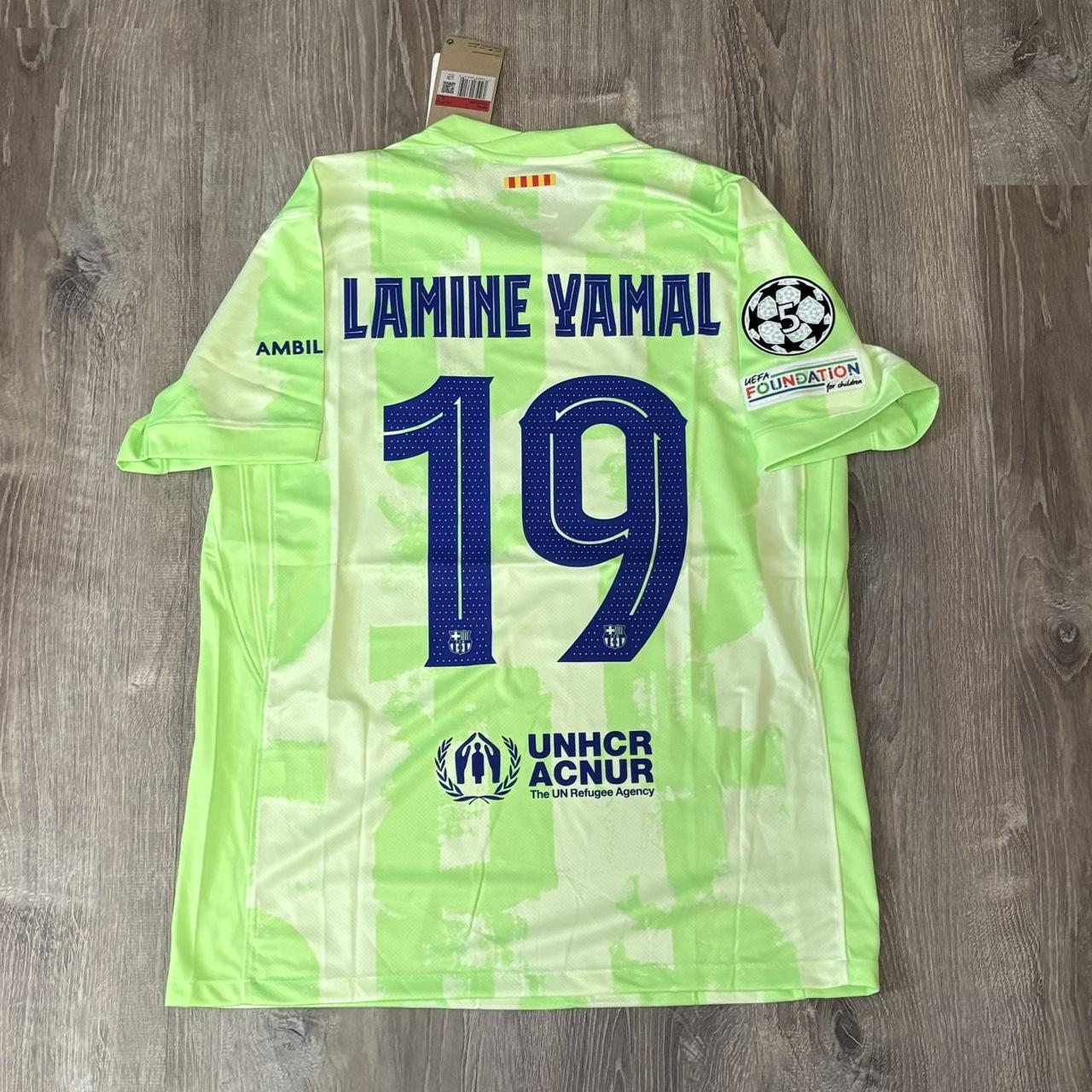 P0 Nike Men's Green and Yellow T-shirt - Image 1