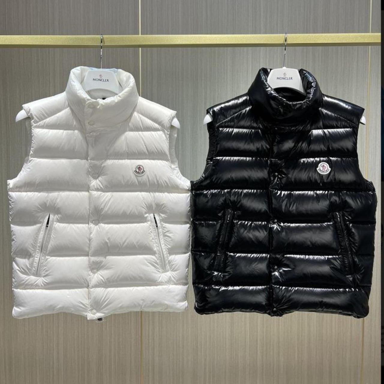 P0 Moncler Men's White and Black Gilet - Image 1