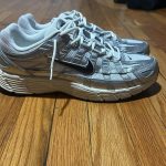 Nike Men's White and Grey Trainers - Image 4