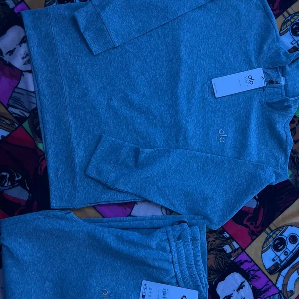 Alo Yoga 2-Piece Set – Crewneck & Sweatpants (Heather Gray)