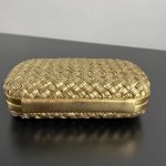 Bottega Veneta Knot Intrecciato clutch bag with a metallic knot clasp - Image 4