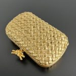 Bottega Veneta Knot Intrecciato clutch bag with a metallic knot clasp - Image 3